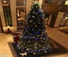 Işıltılı süsler süslenmiş Noel ağacı